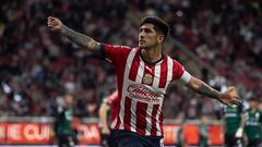 MEX8619. GUADALAJARA (MÉXICO), 04/03/2023.- Víctor Guzmán del Guadalajara celebra un gol anotado a Santos durante un partido del Torneo Clausura 2023 del fútbol mexicano, hoy en el estadio Akron, en Guadalajara, Jalisco (México). EFE/Fabricio Atilano
