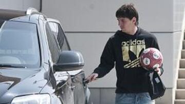 <b>DOLORIDO. </b>Leo Messi no pudo entrenarse ayer aquejado de un flemón. Hoy viajará a Zaragoza y, salvo gravísima infección, debería jugar.
