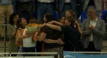 Las jugadoras del CN Sabadell abrazan a Mati Ortiz.