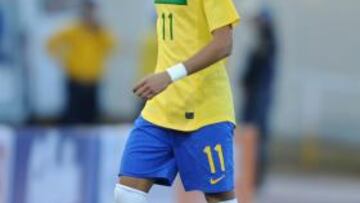 <b>PREOCUPADO. </b>Neymar, dejando el campo apesadumbrado.