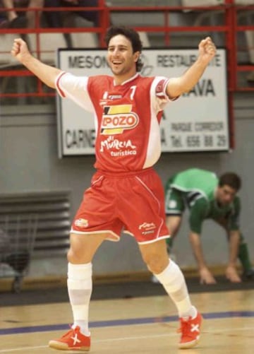 Considerado el mejor jugador de la historia de este deporte, el hispanobrasile?o fue el buque insignia del equipo ElPozo Murcia. Como jugador ostenta un palmar¨¦s envidiable: una Liga Nacional de F¨²tbol Sala (1997-98), dos Copas de Espa?a (1995 y 2003), un