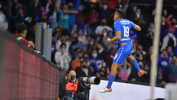 Carlos Rodr&iacute;guez festea su gol con La M&aacute;quina en el Estadio Azteca