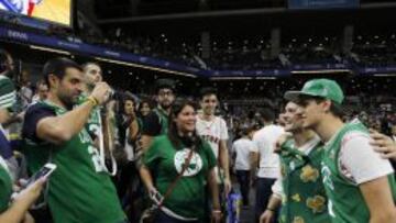 Aficionados de los Boston Celtics antes del partido.