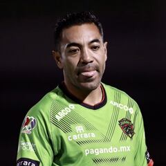 Marco Fabián vende saludos tras quedarse sin equipo