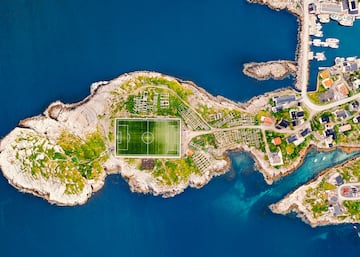 Cerca del campo se encuentra la ruta de Festvagtind la cual te puede brindar una panorámica increíble de Henningsvaer.