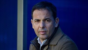ITORIA-GASTEIZ, ESPAÑA - 11 de diciembre: Javier Calleja, entrenador del Deportivo Alaves mira durante el partido de La Liga Santander entre Deportivo Alaves y Getafe CF en el Estadio de Mendizorroza el 11 de diciembre de 2021 en Vitoria-Gasteiz, España.