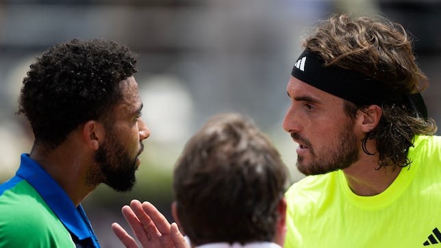 Fils se carga a Tsitsipas con enganchón en la red incluido