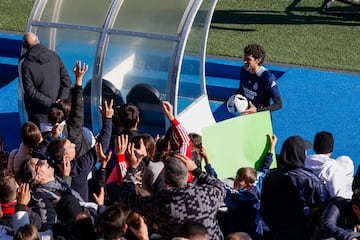 Los jugadores del Real Madrid al final del entrenamiento  atendieron a los aficionados que se dieron cita en el Di Stéfano, un día especial para la comunión del madridismo.