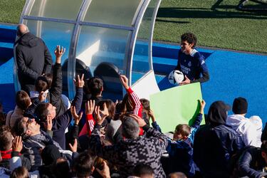 Los jugadores del Real Madrid al final del entrenamiento  atendieron a los aficionados que se dieron cita en el Di Stéfano, un día especial para la comunión del madridismo.