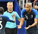 El gesto de N'Zonzi: pide la copa para un tímido Kanté