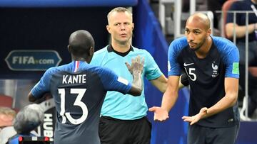 El gesto de N'Zonzi: pide la copa para un tímido Kanté