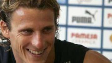 <b>FORLÁN CONTINUARÁ.</b> El delantero uruguayo seguirá en las filas del conjunto amarillo. Después de los intentos del Barcelona, no cambiará de club.