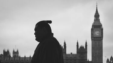 Onosato camina cerca del Parlamento durante un recorrido por el centro de Londres.