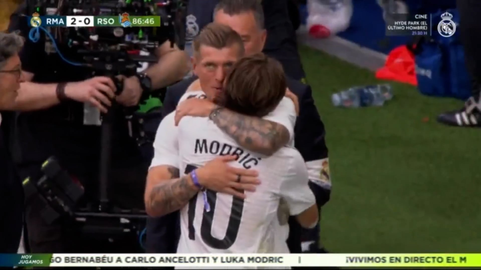 El momento de Kroos con Modric justo tras el cambio que va a poner al madridismo con los pelos de punta