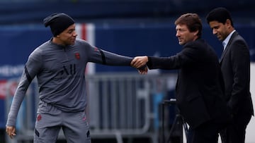 Paris (France), 27/09/2021.- Paris Saint Germain's sportive director Leonardo (C) and Paris Saint Germain's President Director General NAsser Al Khelaifi (R) talks with Paris Saint Germain's Kylian Mbappe (L) during a training session at th