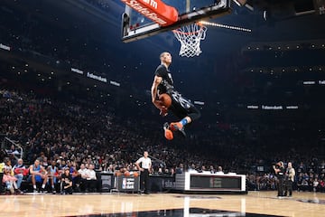 Dejando a un lado la nostalgia y la literatura que se ha escrito sobre el concurso de 1988, este de Toronto en 2016 puede ser el mejor de la historia. Zach LaVine y Aaron Gordon recuperaron lo mejor de las grandes ediciones y lo llevaron a otro nivel. Dos jugadores a un nivel físico que años atrás sería impensable, que necesitaron dos desempates y que incluso hubo polémica final, como si se hubiesen reencarnado en Jordan y Wilkins en Chicago, en febrero del 88. Sin demasiados adornos, ambos mostraron talento físico, imaginación y dificultad extrema a raudales. Ganó LaVine con una gracilidad casi felina, pero Gordon dejó el que para muchos es el mejor mate de la historia: saltando por encima de la mascota de los Magic, con las piernas en alto y en paralelo.