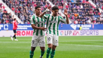 La camiseta está inspirada en distintos elementos de las equipaciones históricas del Real Betis Balompié, construyendo un homenaje transversal que evoca cuatro décadas de memoria verdiblanca sin replicar un modelo concreto.