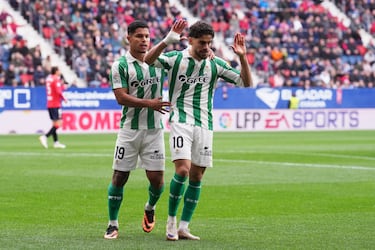 La camiseta está inspirada en distintos elementos de las equipaciones históricas del Real Betis Balompié, construyendo un homenaje transversal que evoca cuatro décadas de memoria verdiblanca sin replicar un modelo concreto.