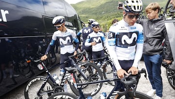 Corredores del Movistar se preparan para la salida del Giro en Castel di Sangro.