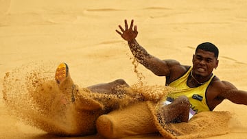 Saint-denis (France), 04/08/2024.- Arnovis Dalmero of Colombia competes in the Men Long Jump Qualification of the Athletics competitions in the Paris 2024 Olympic Games, at the Stade de France stadium in Saint Denis, France, 04 August 2024. (Salto de longitud, Francia) EFE/EPA/YOAN VALAT