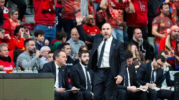 Chus Mateo, entrenador del Real Madrid, en el partido de la Liga Endesa disputado en Murcia.