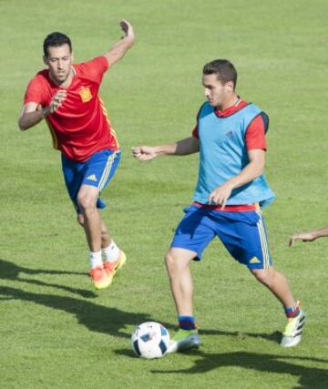 Busquets y Koke.