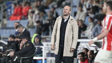 20-01-24. TENERIFE. MIGUEL ÁNGEL RAMÍREZ, ENTRENADOR DEL SPORTING, DURANTE EL PARTIDO EN EL HELIODORO RODRÍGUEZ LÓPEZ.