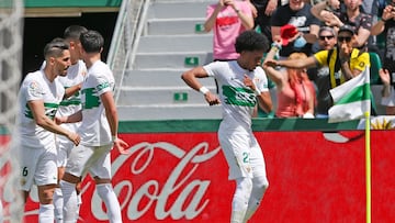 ELCHE, 16/04/2022.- El centrocampista colombiano del Elche Johan Mojica (d) celebra tras marcarle un gol al Mallorca durante su encuentro de la Jornada 32 de LaLiga Santander de fútbol disputado este sábado en el estadio Martínez Valero de Elche. EFE/Manuel Lorenzo
