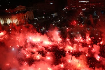 Los aficionados del Olympiacos celebran la victoria en las calles de Atenas.