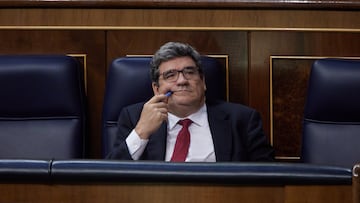 El ministro de Inclusión, Seguridad Social y Migraciones, José Luis Escrivá, durante una sesión plenaria en el Congreso de los Diputados, a 15 de marzo de 2023, en Madrid (España). El pleno del Congreso de los Diputados celebra hoy una sesión de control al Gobierno sin la presencia del presidente del Gobierno, que asiste a la XXXIV Cumbre Hispano-Portuguesa, en Arrecife (Lanzarote). Durante la sesión de control se han abordado cuestiones como la subida de precios, los abusos sexuales a menores en la Iglesia católica, la posible investigación del ‘caso Mediador’, y los planes de ajuste de déficit y deuda por parte de Bruselas a los Gobiernos de la Unión Europea, entre otros.
15 MARZO 2023;MADRID;CONGRESO;ABUSO SEXUAL IGLESIA;REGULACION CANNABIS;CASO MEDIADOR
Jesús Hellín   / Europa Press
15/03/2023