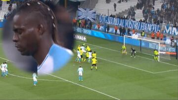 La 'celebración' de Balotelli fiel a su estilo en su primer gol en Marsella