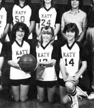 Renee Zellweger, en el centro con dos coletas, jugó al baloncesto en el colegio. También hizo sus pinitos como animadora.