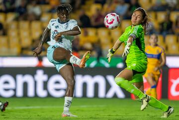 AME4448. MONTERREY (MÉXICO), 03/11/2024.- Aurora Santiago (d) portera de Tigres disputa un balón con Veronica Ihezuo Pachuca este domingo, durante un partido de la jornada 17 del Torneo Clausura 2024 entre Tigres y Pachuca en el estadio Universitario Monterrey (México). EFE/ Miguel Sierra
