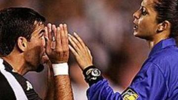 <b>ÁRBITRO Y MODELO PLAYBOY</b>. La joven brasileña se atreve con todo y pasa de las críticas.