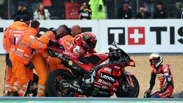 Pecco Bagnaia tras su caída junto a la Ducati en la que también estuvo involucrada la Honda de Joan Mir en MotoGP.