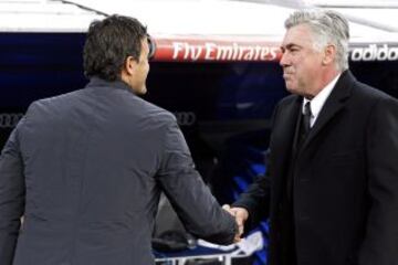El entrenador del Real Madrid, Carlo Ancelotti (d), saluda al entrenador del Celta de Vigo, Luis Enrique (i), antes del comienzo del partido de liga que disputan en el Estadio Santiago Bernabéu.