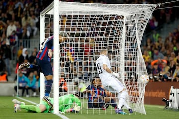 0-1. Vinicius marca el primer tanto en el minuto 45. En la imagen Benzema dentro de la porteria azulgrana.
