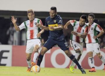 Andrés Chávez (d) de Boca Juniors disputa la pelota con Agustin Farias de Palestino.