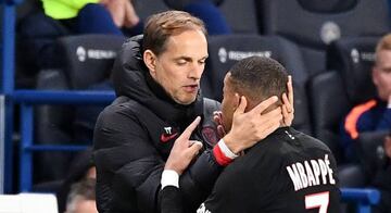 Tuchel agarra la cara a Mbappé, contra el Montpellier.