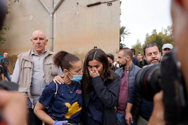  La reina Letizia, emocionada durante su visita a Paiporta este domingo.