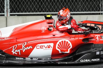 El piloto de Ferrari Carlos Sainz, de España, sale de su coche después de detenerse en la pista por una tapa de alcantarilla. 
