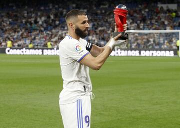 Karim Benzema con el trofeo mejor jugador del mes de abril de LaLiga.