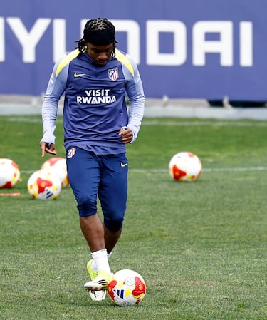 Ademola Lookman durante el entrenamiento del Atlético de Madrid en el Cerro del Espino.