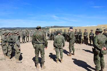 El Rey Felipe da una charla durante las maniobras.   