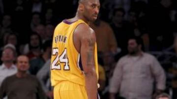 <b>AL VESTUARIO. </b>Kobe se marcha tras recibir su segunda técnica.