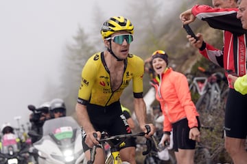 Llegado el sterrato, la maglia rosa ya estaba en manos de Yates de forma virtual sacándole cada vez más tiempo a Del Toro y Carapaz.