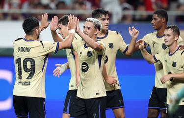 Gavi celebra su gol con su nuevo compañero Roony Bardghji.