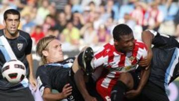 <b>MUCHA INTENSIDAD. </b>Juanito observa de lejos la pelea de los malaguistas Kris y Mtiliga con el rojiblanco Kalu Uche.