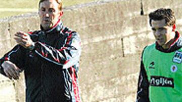 <B>A PRUEBA</B>. Alegre, en la imagen con Maceda, se perfila para ocupar la banda izquierda en lugar del sancionado Tasevski ante el Éibar