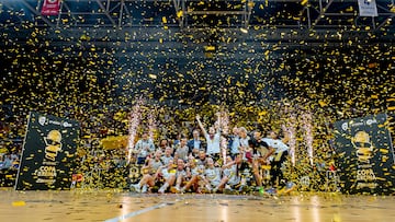 Las jugadoras del Hozono Global Jairis celebran la Copa de la Reina conquistada ante el Perfumerías Avenida en el Príncipe Felipe de Zaragoza.